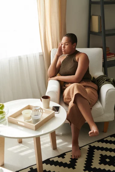 mujer-sentada-pensando